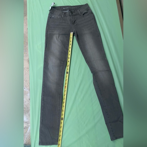 Celebrity Pink women Charcoal Skinny Jeans
NWT Size 0 Juniors - Picture 7 of 15